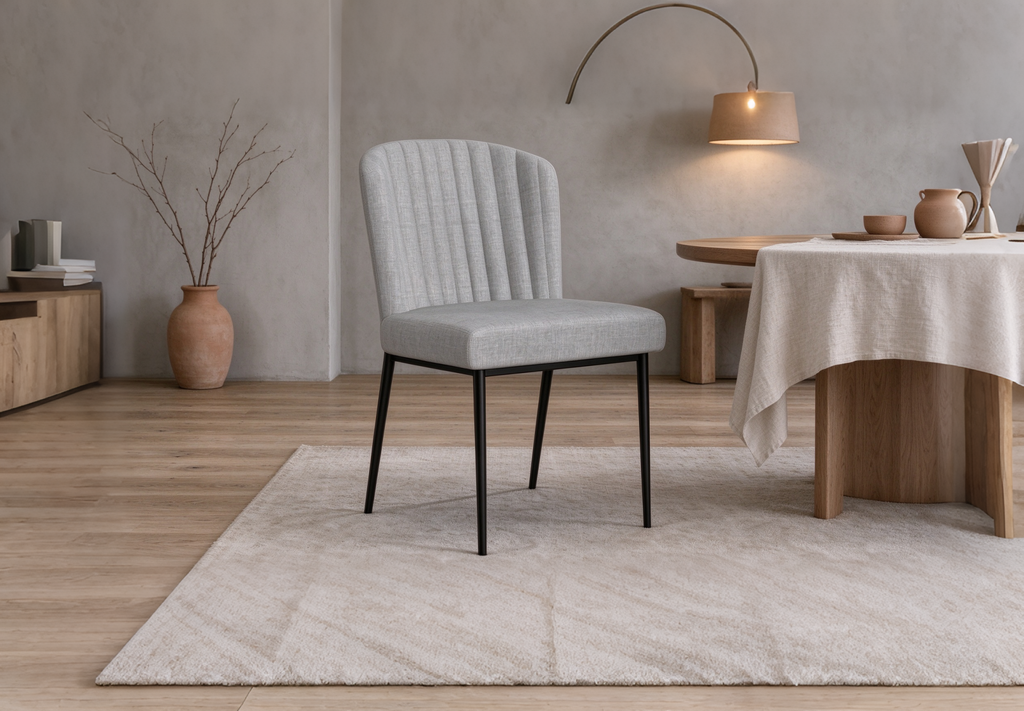 Eetkamerstoel met gecapitonneerde rugleuning, bekleding en matzwarte metalen poten, set van 2