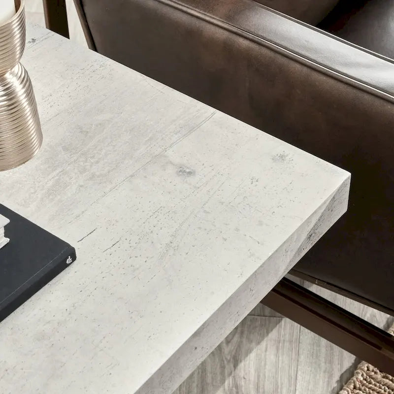 Rustikaler Beistelltisch aus recyceltem Kiefernholz und Betonlaminat mit Used-Look-Oberfläche