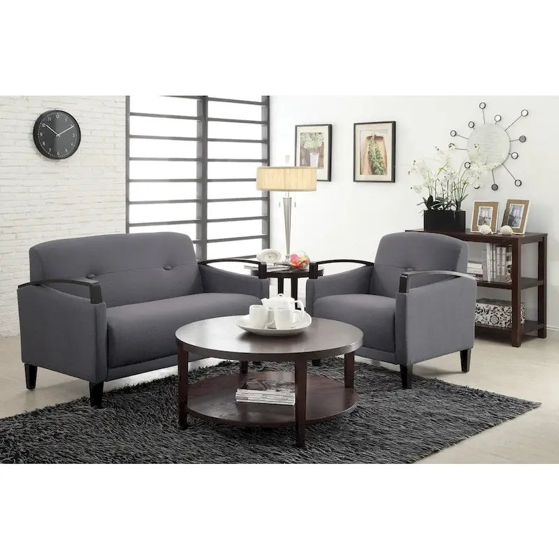 Sofá biplaza de tela Interlace con brazos y patas de madera en acabado espresso