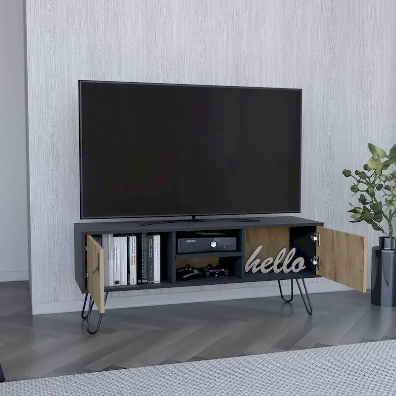 Mueble para TV de dos tonos con dos puertas abatibles y estantes abiertos