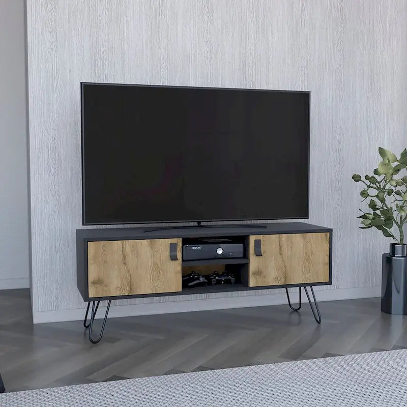 Mueble para TV de dos tonos con dos puertas abatibles y estantes abiertos