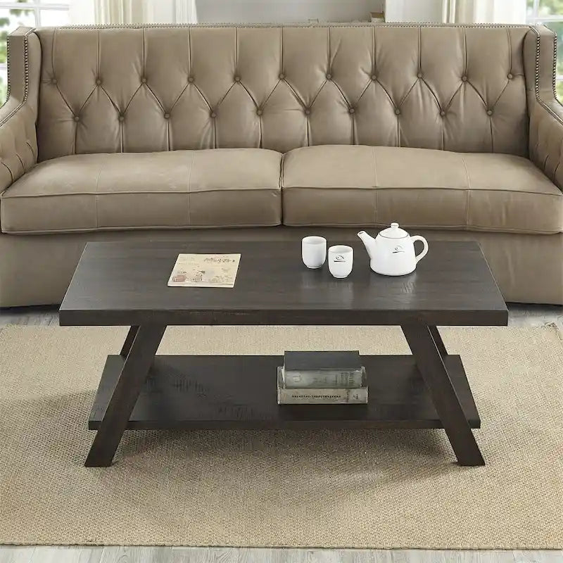 Moderner rechteckiger Couchtisch aus Holz mit unterem Ablageboden für das Wohnzimmer