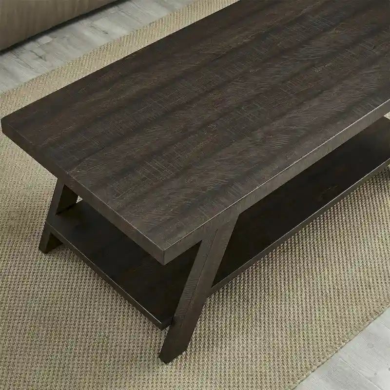 Moderner rechteckiger Couchtisch aus Holz mit unterem Ablageboden für das Wohnzimmer