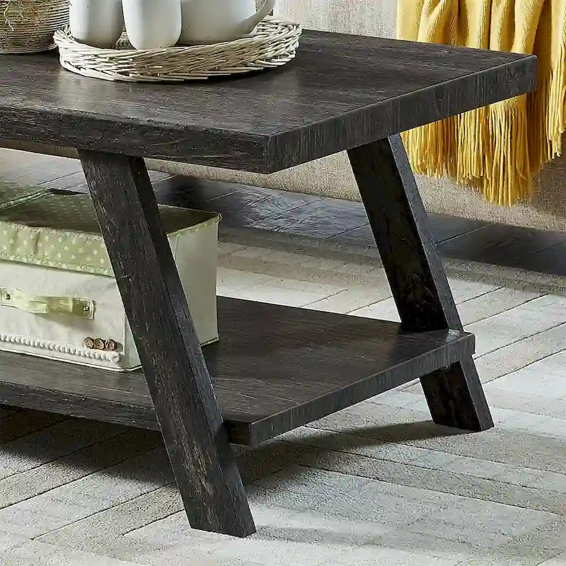 Moderner rechteckiger Couchtisch aus Holz mit unterem Ablageboden für das Wohnzimmer